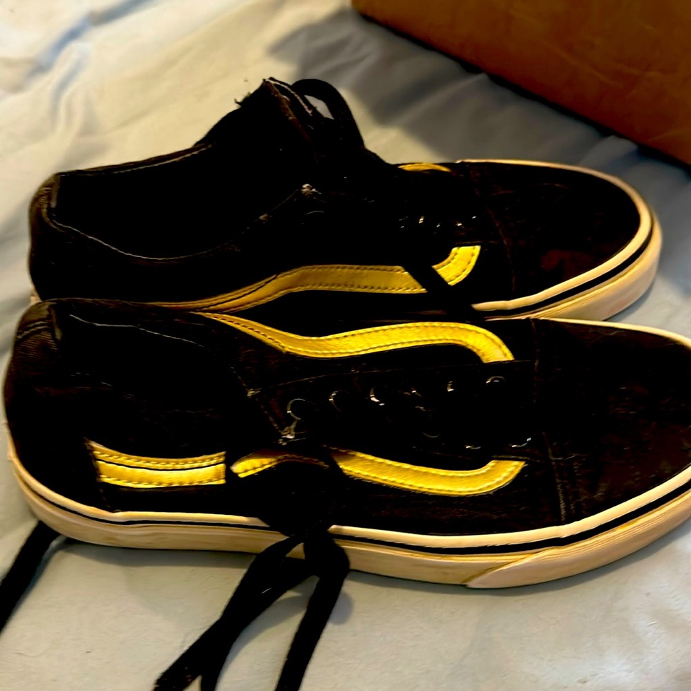 VANS tennis shoes sneakers 6 or 7.5 black and gold CLASSIC!